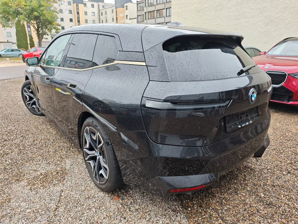 BMW iX