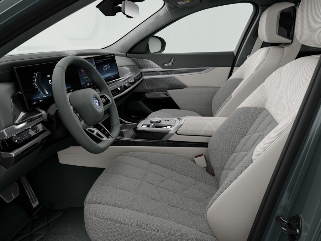 BMW i7