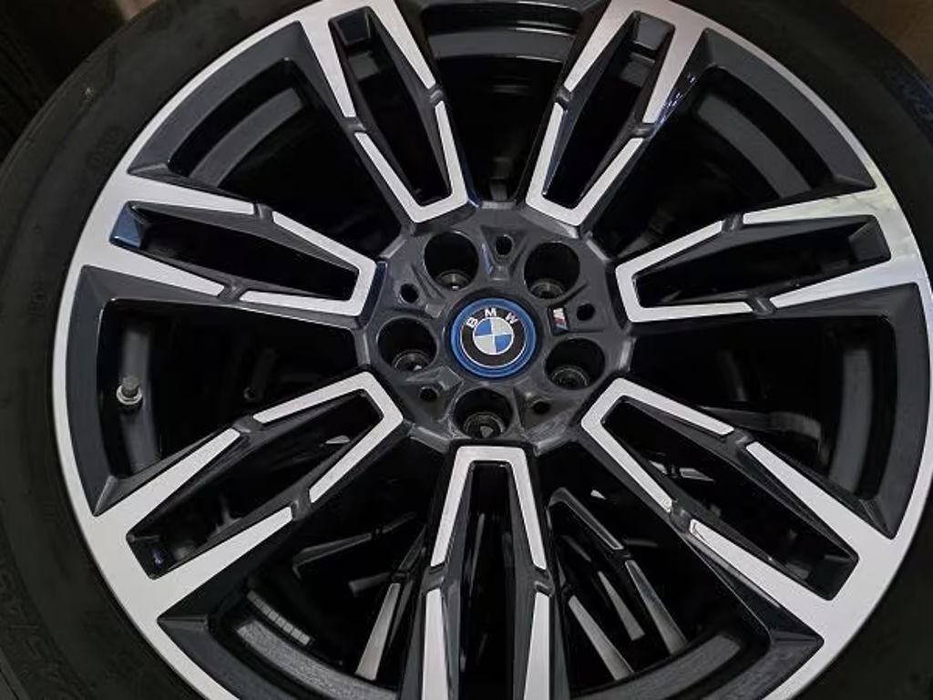 BMW i5