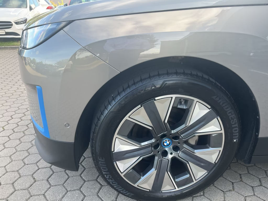 BMW iX