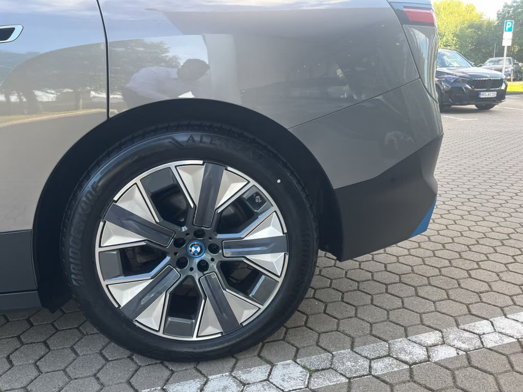 BMW iX