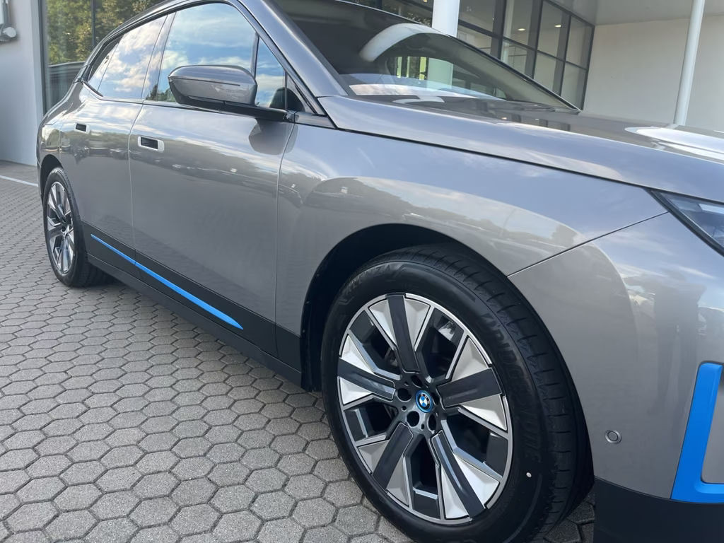 BMW iX
