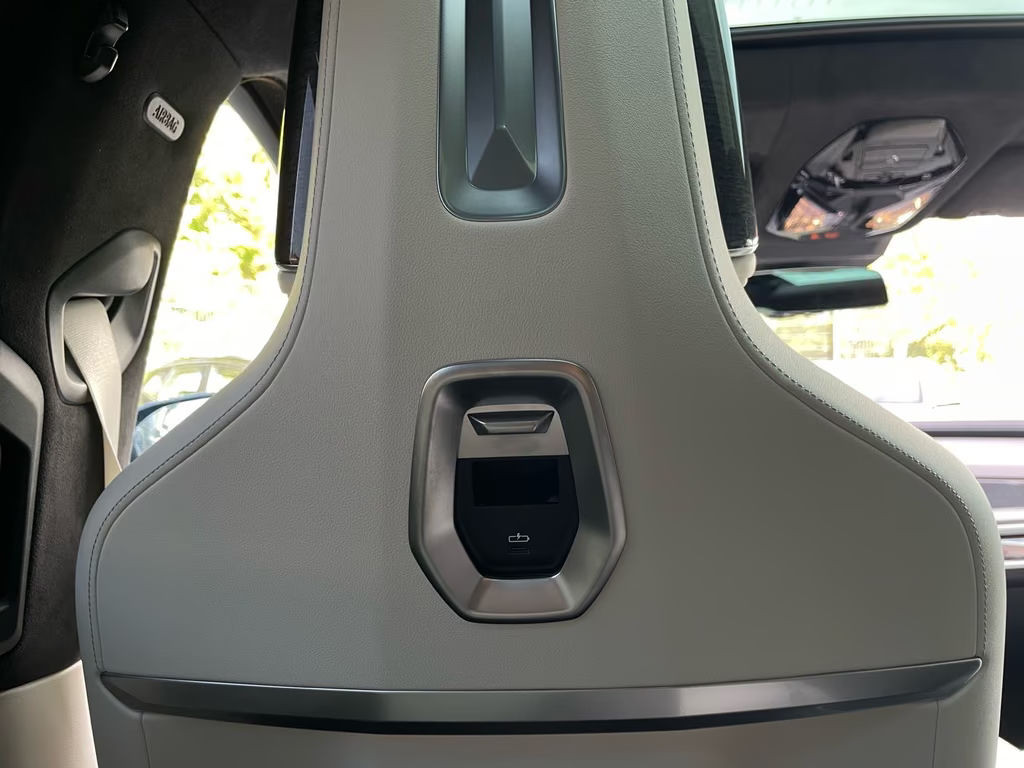 BMW i7