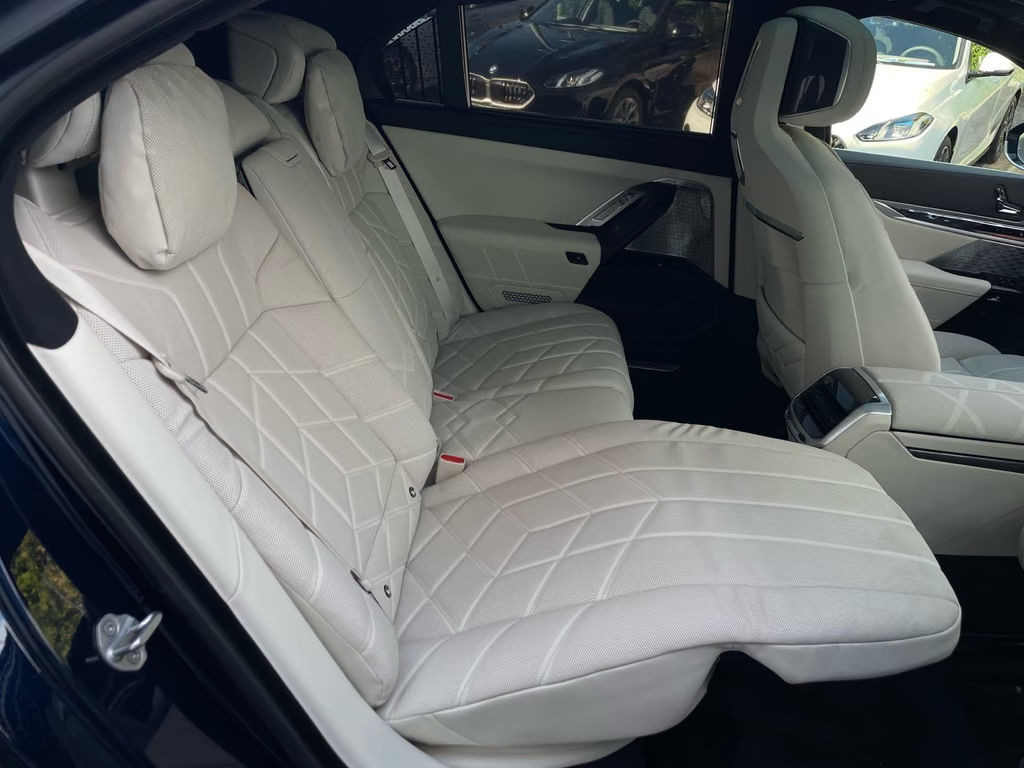 BMW i7