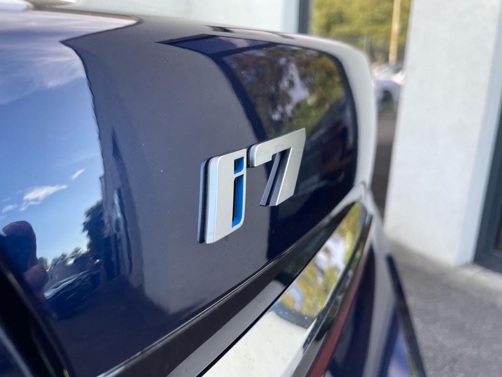 BMW i7
