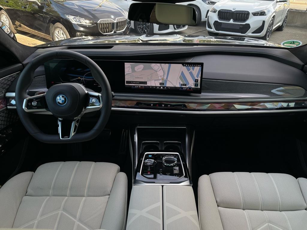BMW i7