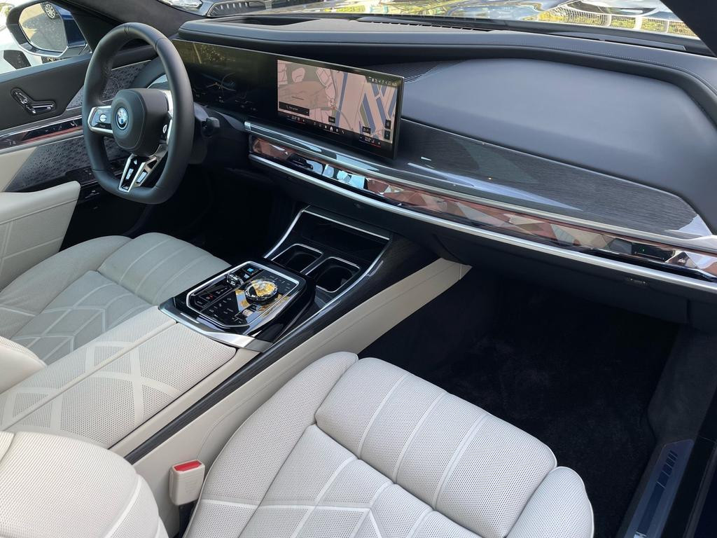 BMW i7