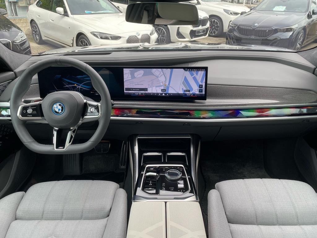 BMW i7