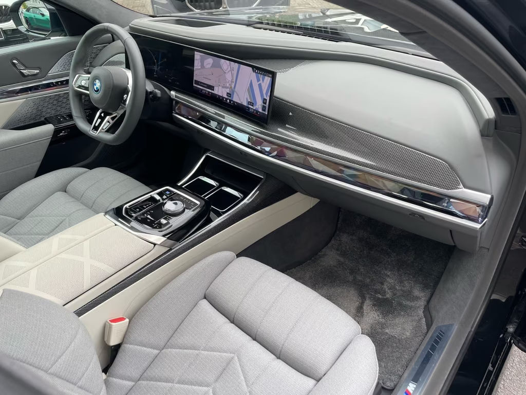 BMW i7