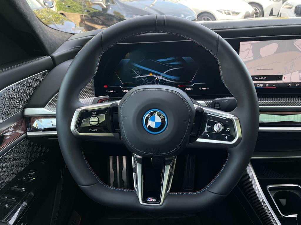 BMW i7