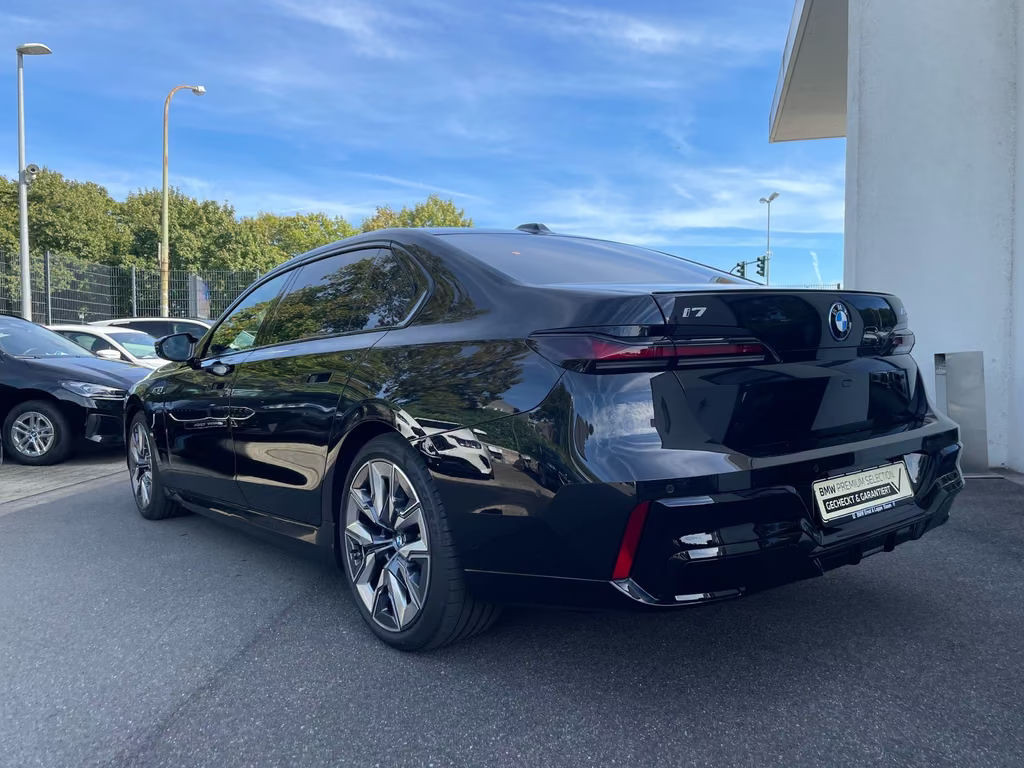 BMW i7