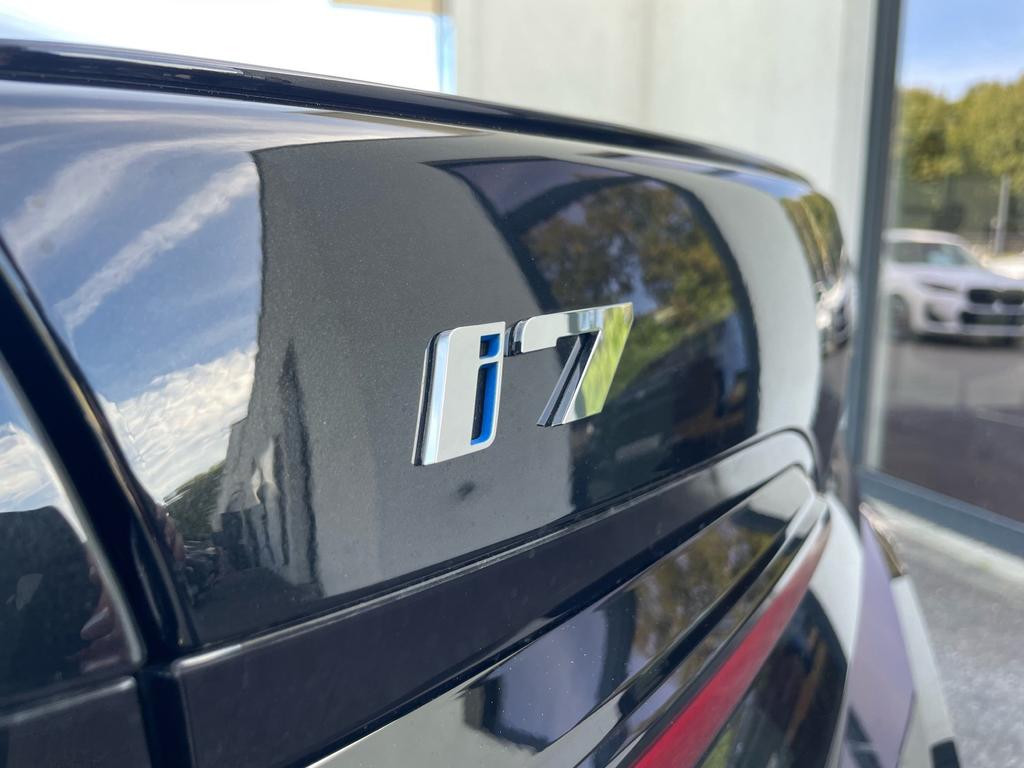 BMW i7
