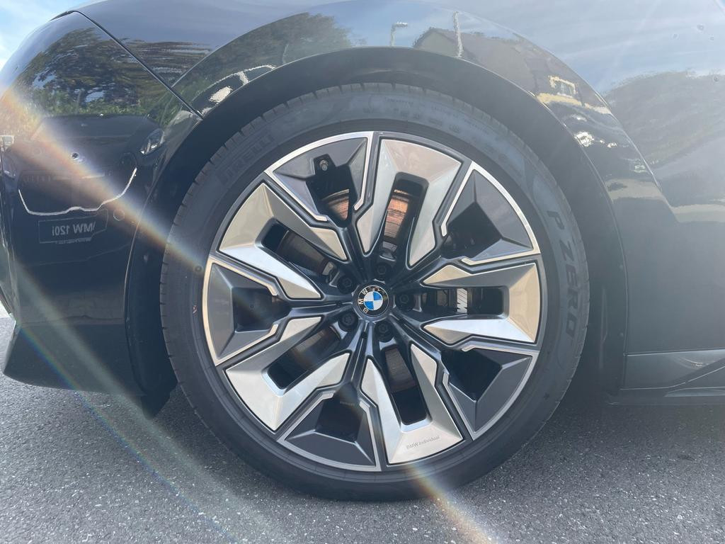 BMW i7