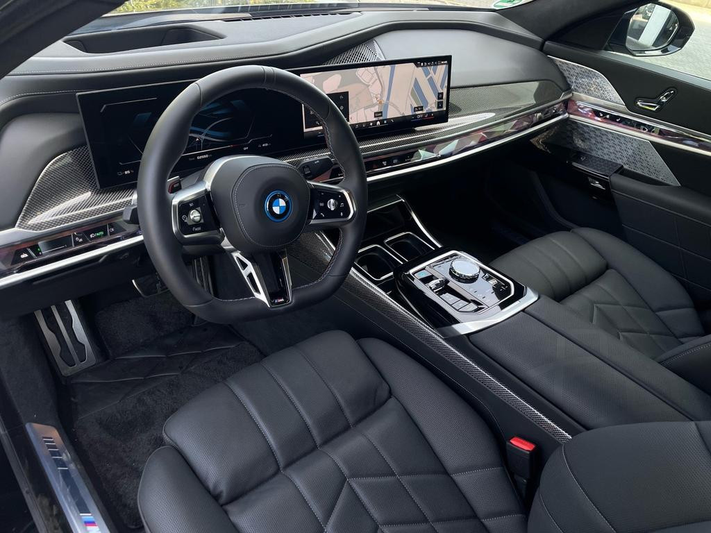 BMW i7
