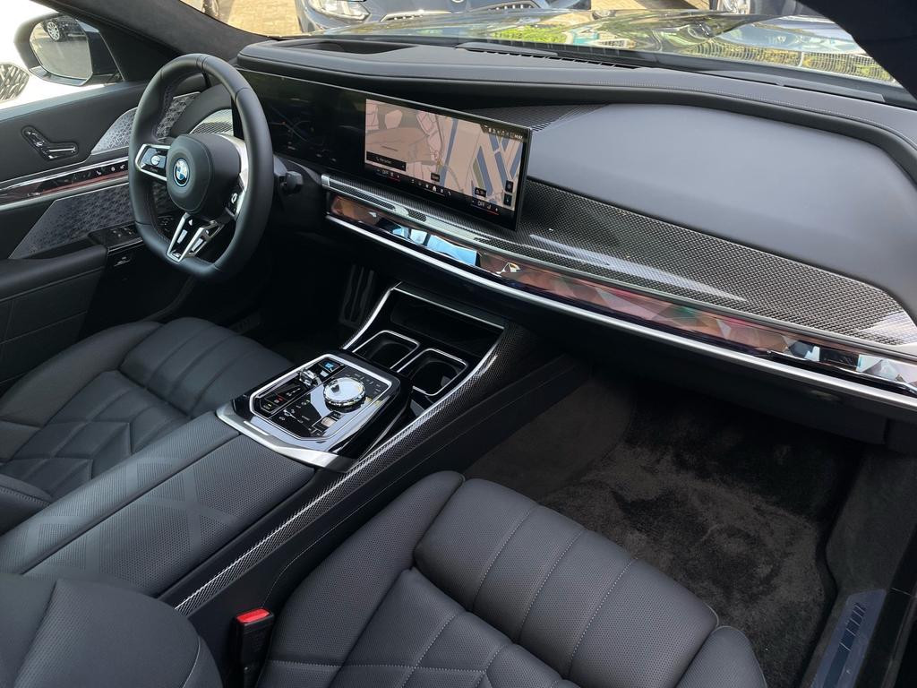 BMW i7