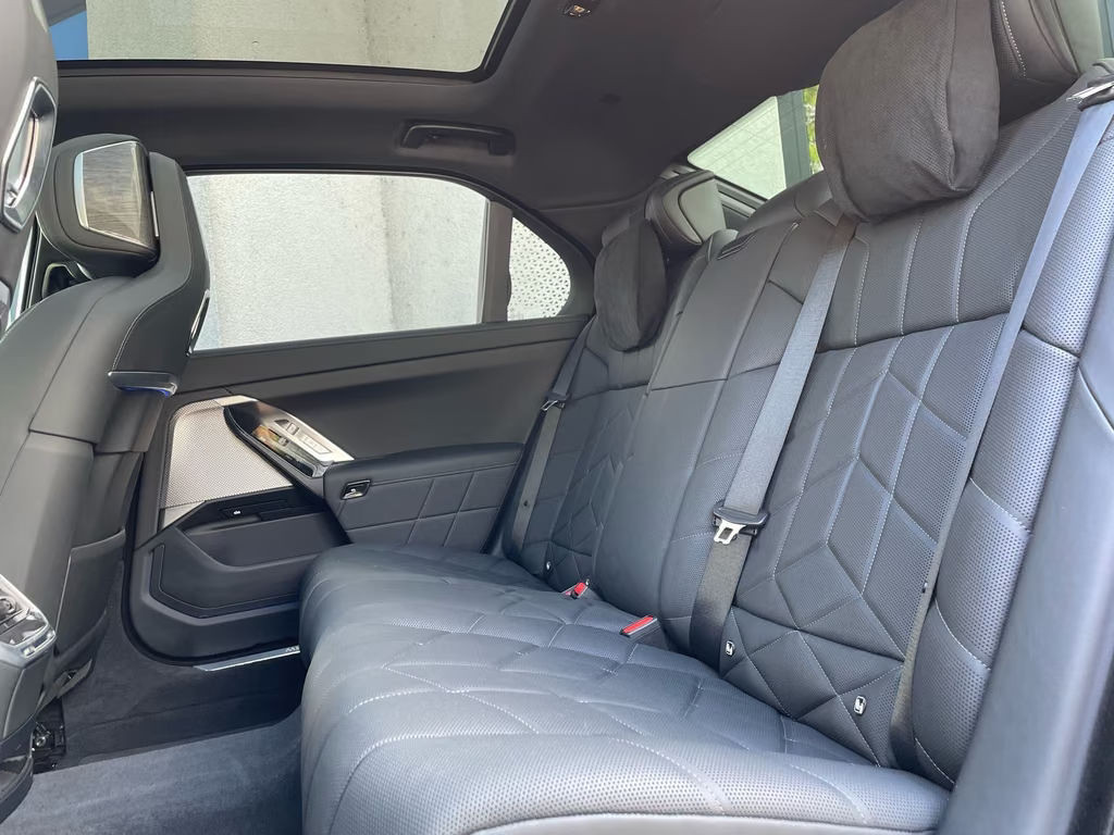 BMW i7