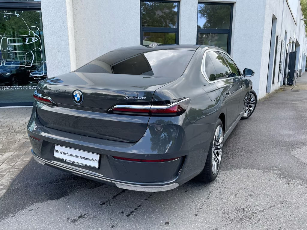 BMW i7