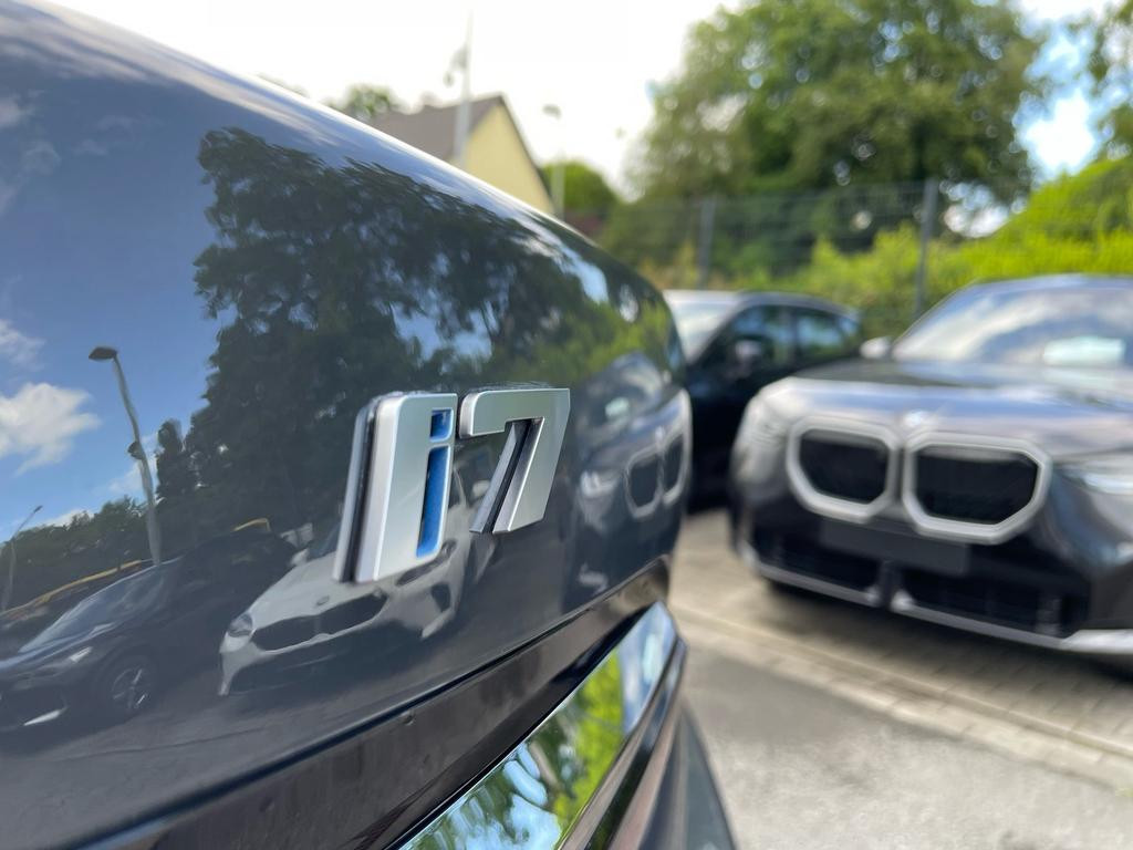 BMW i7