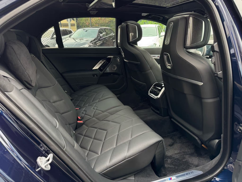 BMW i7