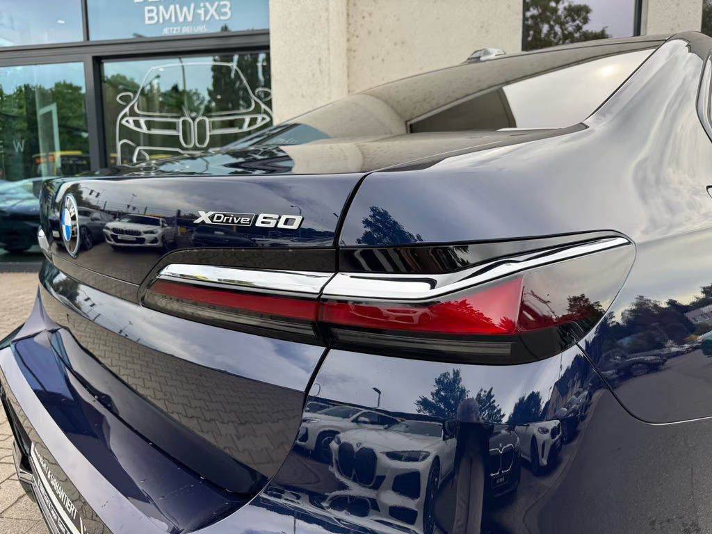 BMW i7