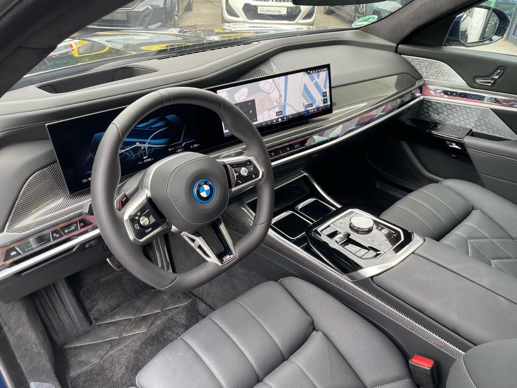 BMW i7
